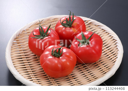 竹ざるに盛られた真っ赤なトマト 113244408