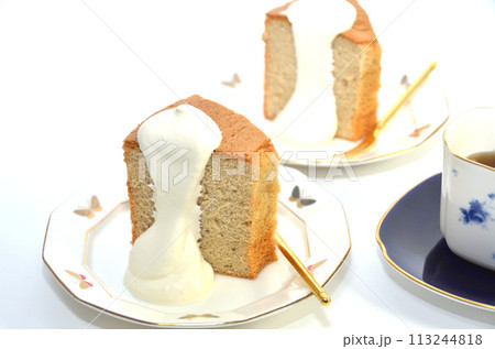 生クリームをかけたシフォンケーキ 生クリームをかけたシフォンケーキ 113244818