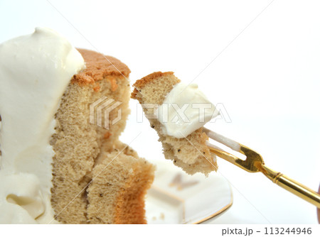 生クリームをかけたシフォンケーキのアップ 生クリームをかけたシフォンケーキのアップ 113244946
