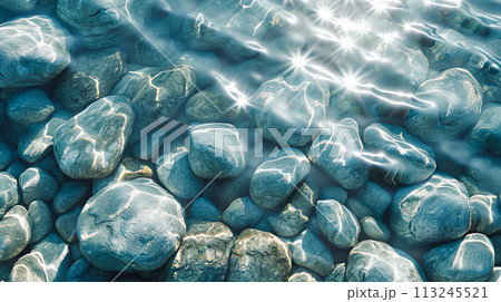 きらめく水面と水底の丸い石の背景 113245521