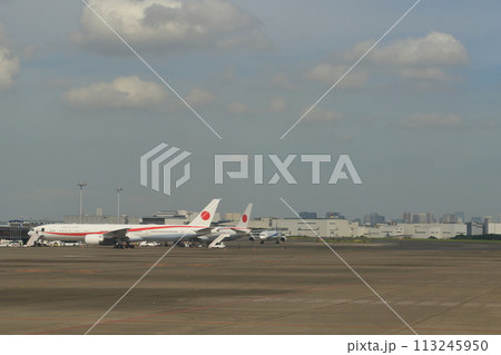 羽田空港VNスポットに駐機する政府専用機 113245950