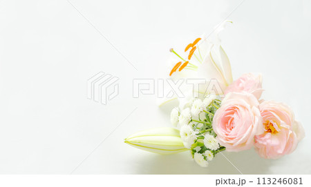 終活　ピンクと白の花束の背景写真　お供え　コピースペース　美しい　白　 113246081