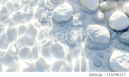 美しくきらめく澄んだ水辺と白い石の背景 美しくきらめく澄んだ水辺と白い石の背景 113246117