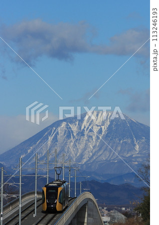 絶景の男体山を背景に宇都宮市街へ向かう宇都宮ライトレールHU300形電車_2024/3/2撮影 絶景の男体山を背景に宇都宮市街へ向かう宇都宮ライトレールHU300形電車_2024/3/2撮影 113246193