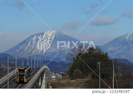 絶景の男体山を背景に宇都宮市街へ向かう宇都宮ライトレールHU300形電車_2024/3/2撮影 絶景の男体山を背景に宇都宮市街へ向かう宇都宮ライトレールHU300形電車_2024/3/2撮影 113246197