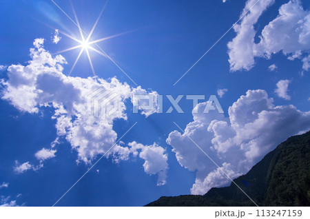 《夏イメージ素材》夏空とギラギラ太陽 《夏イメージ素材》夏空とギラギラ太陽 113247159