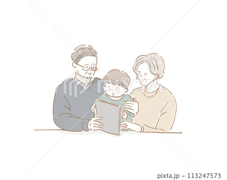 幼い男の子にタブレットを見せる初老の男性と女性、（祖父母と孫） 113247573