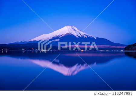 (山梨県)冬の山中湖・湖畔から眺める富士山 (山梨県)冬の山中湖・湖畔から眺める富士山 113247985
