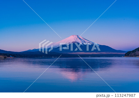 (山梨県)冬の山中湖・湖畔から眺める富士山 (山梨県)冬の山中湖・湖畔から眺める富士山 113247987