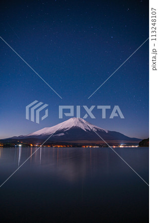 (山梨県)冬の山中湖・星空の下、湖畔から眺める富士山 (山梨県)冬の山中湖・星空の下、湖畔から眺める富士山 113248107