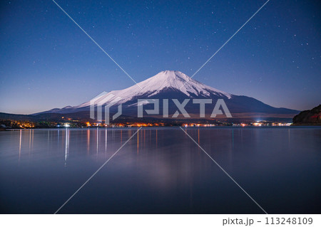 （山梨県）冬の山中湖・星空の下、湖畔から眺める富士山 113248109