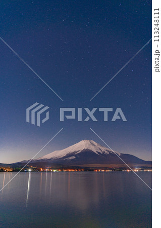 （山梨県）冬の山中湖・星空の下、湖畔から眺める富士山 113248111