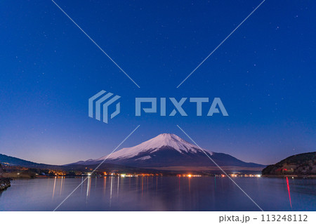 （山梨県）冬の山中湖・星空の下、湖畔から眺める富士山 113248112