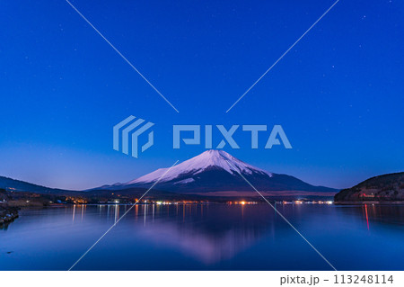 (山梨県)冬の山中湖・星空の下、湖畔から眺める富士山 (山梨県)冬の山中湖・星空の下、湖畔から眺める富士山 113248114