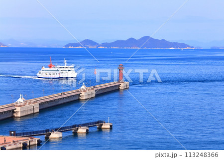 【香川県】高松シンボルタワー展望台から見た高松港と瀬戸内海の島々(サンポート高松) 【香川県】高松シンボルタワー展望台から見た高松港と瀬戸内海の島々(サンポート高松) 113248366