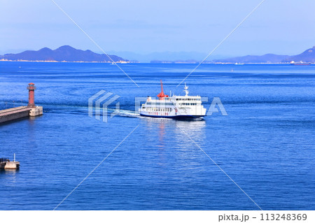 【香川県】高松シンボルタワー展望台から見た高松港と瀬戸内海の島々（サンポート高松） 113248369