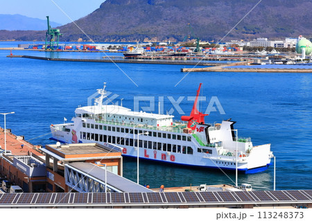 【香川県】高松シンボルタワー展望台から見た高松港と瀬戸内海の島々(サンポート高松) 【香川県】高松シンボルタワー展望台から見た高松港と瀬戸内海の島々(サンポート高松) 113248373