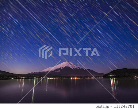 （山梨県）冬の山中湖・星の日周運動と富士山 113248701
