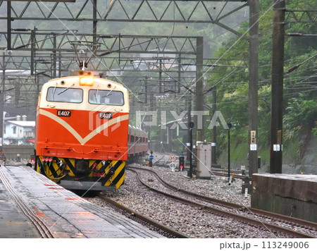侯硐（ホウトン）駅に到着するE400型電気機関車が牽引の客車列車莒光号です 113249006