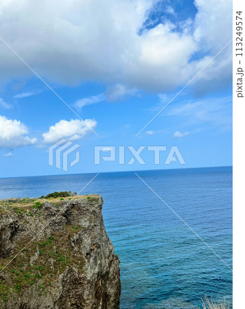 沖縄の崖から見た綺麗な海 沖縄の崖から見た綺麗な海 113249574