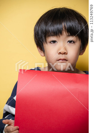 赤い画用紙を持つ男の子 113249769