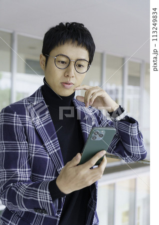 メガネをかけた若い男性のポートレート 縦位置 撮影協力:有明教育芸術短期大学 メガネをかけた若い男性のポートレート 縦位置 撮影協力:有明教育芸術短期大学 113249834