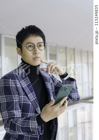 メガネをかけた若い男性のポートレート 縦位置 撮影協力:有明教育芸術短期大学 メガネをかけた若い男性のポートレート 縦位置 撮影協力:有明教育芸術短期大学 113249835