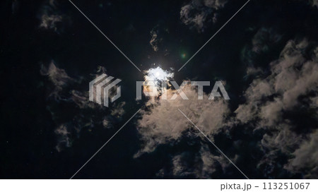 満月の明るい夜に流れる雲 満月の明るい夜に流れる雲 113251067