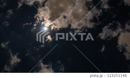 満月の明るい夜に流れる雲 113251148