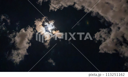 満月の明るい夜に流れる雲 113251162