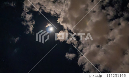 満月の明るい夜に流れる雲 満月の明るい夜に流れる雲 113251166