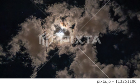 満月の明るい夜に流れる雲 満月の明るい夜に流れる雲 113251180