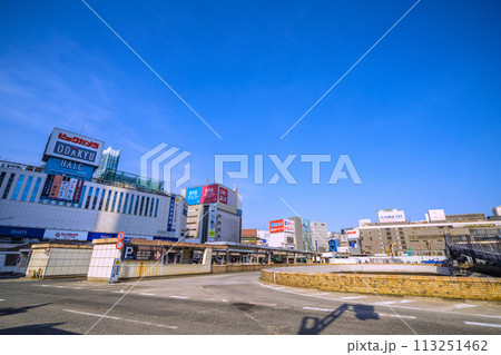 日本の東京都市景観 新宿駅西口再開発。小田急百貨店の解体が進み空が一望に=令和6年3月31日 日本の東京都市景観 新宿駅西口再開発。小田急百貨店の解体が進み空が一望に=令和6年3月31日 113251462
