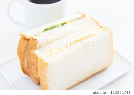 おいしい玉子サンドとツナサンドとホットコーヒー 113251741