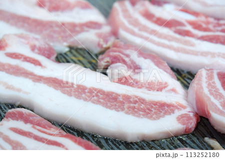 豚の三枚肉の韓国焼肉サムギョプサル 豚の三枚肉の韓国焼肉サムギョプサル 113252180