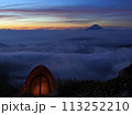 山岳テント場より拝む明け方の富士山 113252210