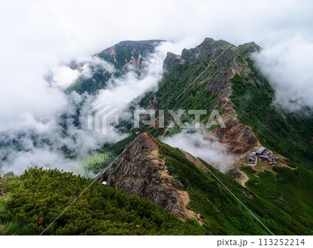 雲の合間から現れた岩稜 113252214