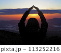 ご来光と富士山ポーズ 113252216