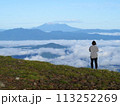 御嶽山に思いを馳せる女性登山者 113252269