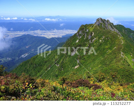 魚沼に聳える八海山 魚沼に聳える八海山 113252277