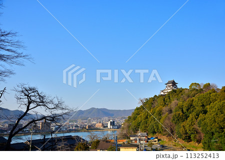 《愛知県》犬山城と青い空 《愛知県》犬山城と青い空 113252413