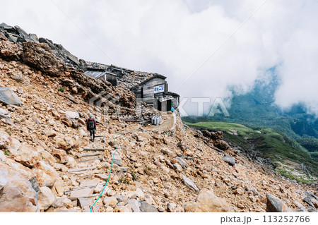御嶽山登山道を歩くハイカー 113252766