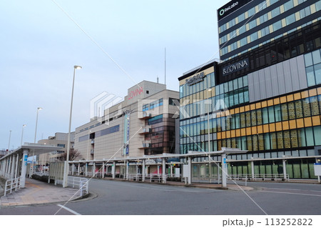 青森駅 駅ビルと駅前の風景（東口） 113252822