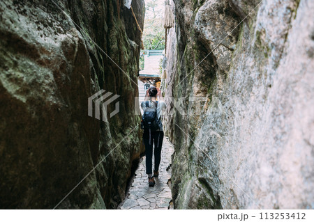 太郎坊宮の細道を歩く女性ハイカー 113253412