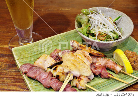 ビールと焼き鳥・鶏皮ポン酢 ビールと焼き鳥・鶏皮ポン酢 113254078