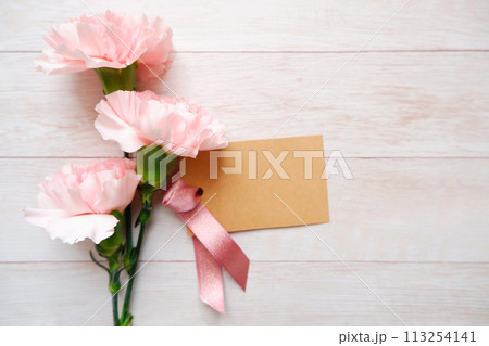 ナチュラルなテーブルの上のカーネーションと便箋 113254141