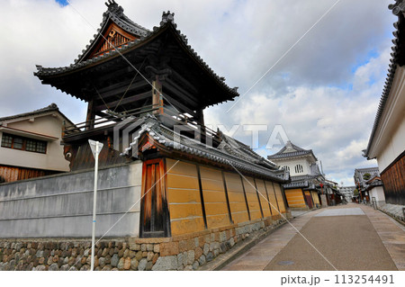富田林市寺内町　興正寺別院の鐘楼 113254491