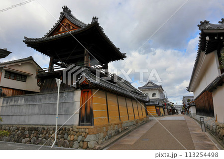 富田林市寺内町 興正寺別院の鐘楼 富田林市寺内町 興正寺別院の鐘楼 113254498