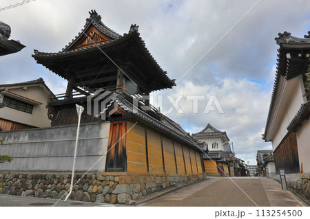 富田林市寺内町　興正寺別院の鐘楼 113254500