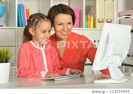 Close up porait of mother and daughter using laptop 113255045